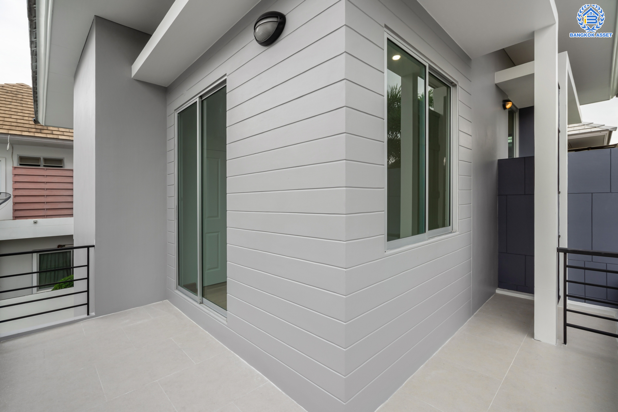 บ้านมือสองตกแต่งใหม่ ม.วิลล่าการ์เด้น3 บางกรวย-ไทรน้อย เนื้อที่ 52.6 ตร.ว. ฟังก์ชัน 3 ห้องนอน  3 ห้องน้ำ 1 ห้องอเนกประสงค์ จอดรถได้ 2 คัน บรรยากาศเป็นส่วนตัว บนทำเลศักยภาพ ใกล้เซ็นทรัลเวสต์เกต เชื่อมต่อหลายเส้นทาง ถ.รัตนาธิเบศร์, ถ.กาญจนาภิเษก และราชพฤกษ์ และรถไฟฟ้า "สถานีบางพลู"